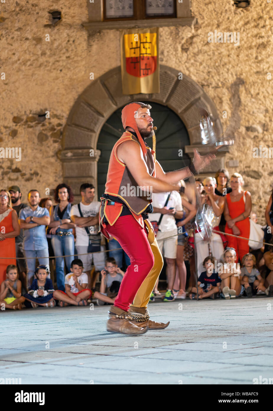 Filetto, Italien - 11 AUGUST 2019: Jester jonglieren. Die jährlichen Mittelalterlichen Markt hat verschiedene Zeichen und Künstler auf der Straße in ein echtes mittelalterliches Dorf Stockfoto