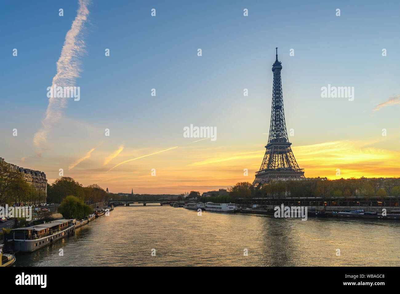 Paris Frankreich City Skyline Sonnenaufgang am Eiffelturm und Seine Fluss Stockfoto