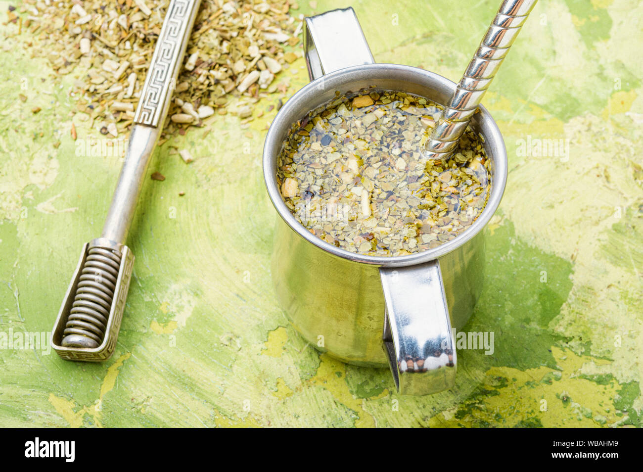 Yerba Mate in Calabash und trockene Kraut. traditionellen argentinischen Trinken Stockfoto