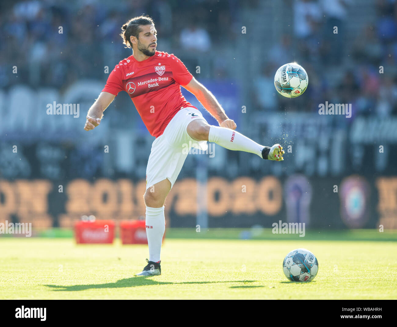 Aue, Deutschland. 23 Aug, 2019. 2. Fussball Bundesliga, FC Erzgebirge Aue - VfB Stuttgart, 4. Spieltag im Am Sparkassen-Erzgebirgsstadion. Der Stuttgarter Emiliano Insua spielt den Ball während der Erwärmung. Credit: Robert Michael/dpa-Zentralbild/dpa - WICHTIGER HINWEIS: In Übereinstimmung mit den Anforderungen der DFL Deutsche Fußball Liga oder der DFB Deutscher Fußball-Bund ist es untersagt, zu verwenden oder verwendet Fotos im Stadion und/oder das Spiel in Form von Bildern und/oder Videos - wie Foto Sequenzen getroffen haben./dpa/Alamy leben Nachrichten Stockfoto