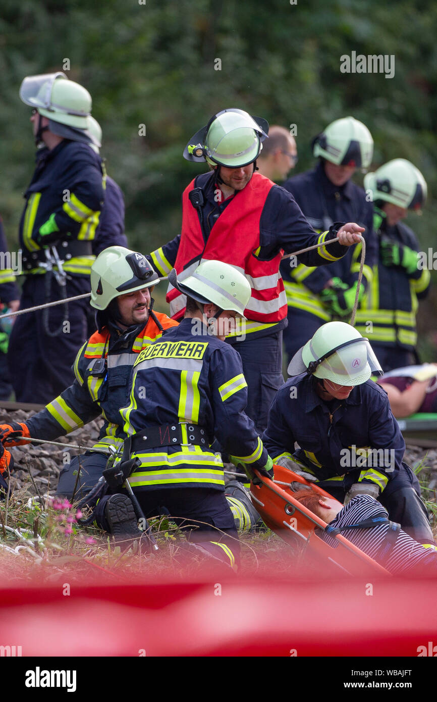 24. August 2019, Sachsen, Bad Schandau: Emergency services Transport  Verletzten in den Krankenwagen stehen am Ufer der Elbe. Im Szenario der  Übung wird davon ausgegangen, dass ein Unwetter mit starken Niederschlägen  und