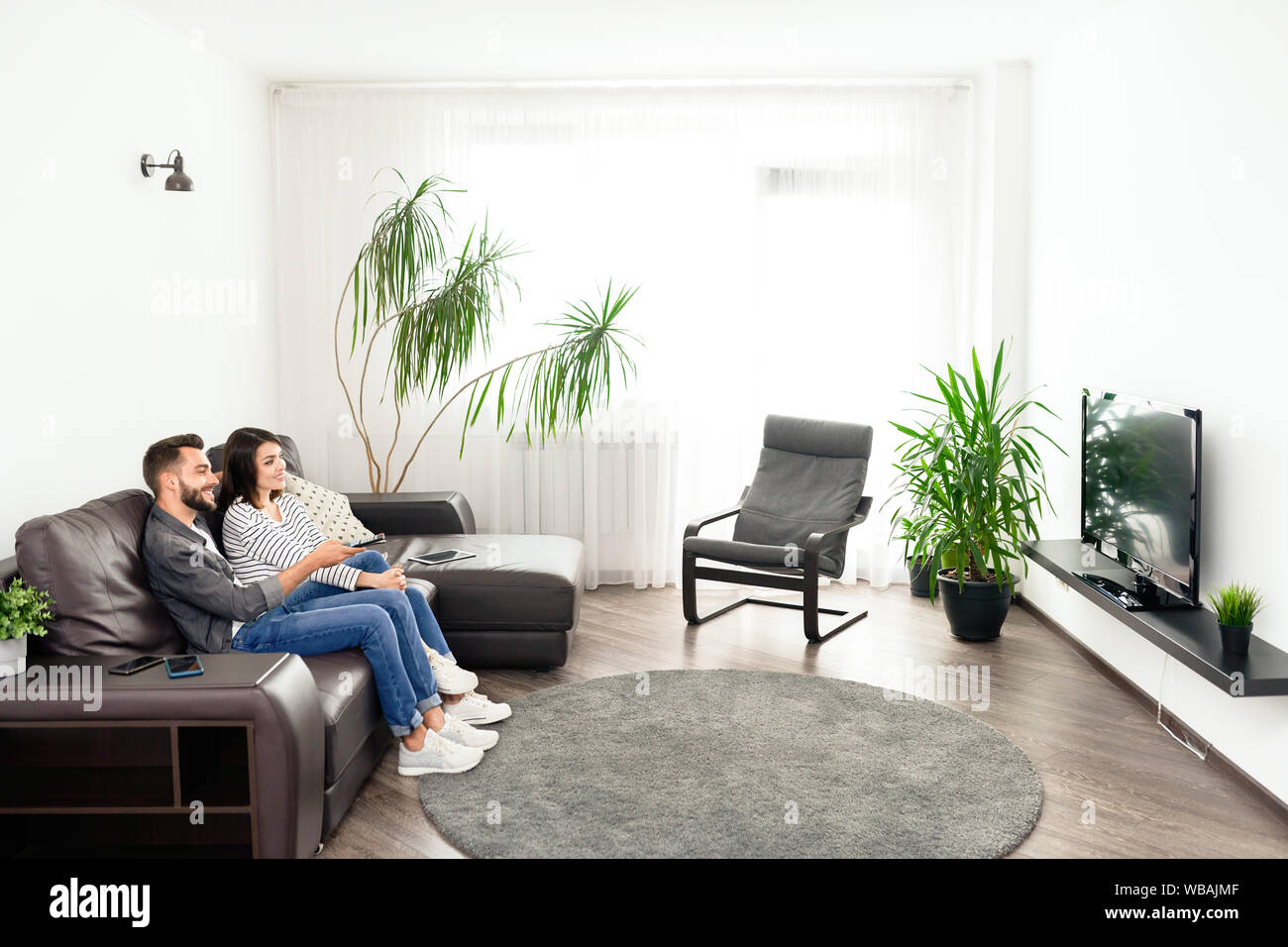 Fröhliche schöne junge Paar in Freizeitkleidung Stockfoto