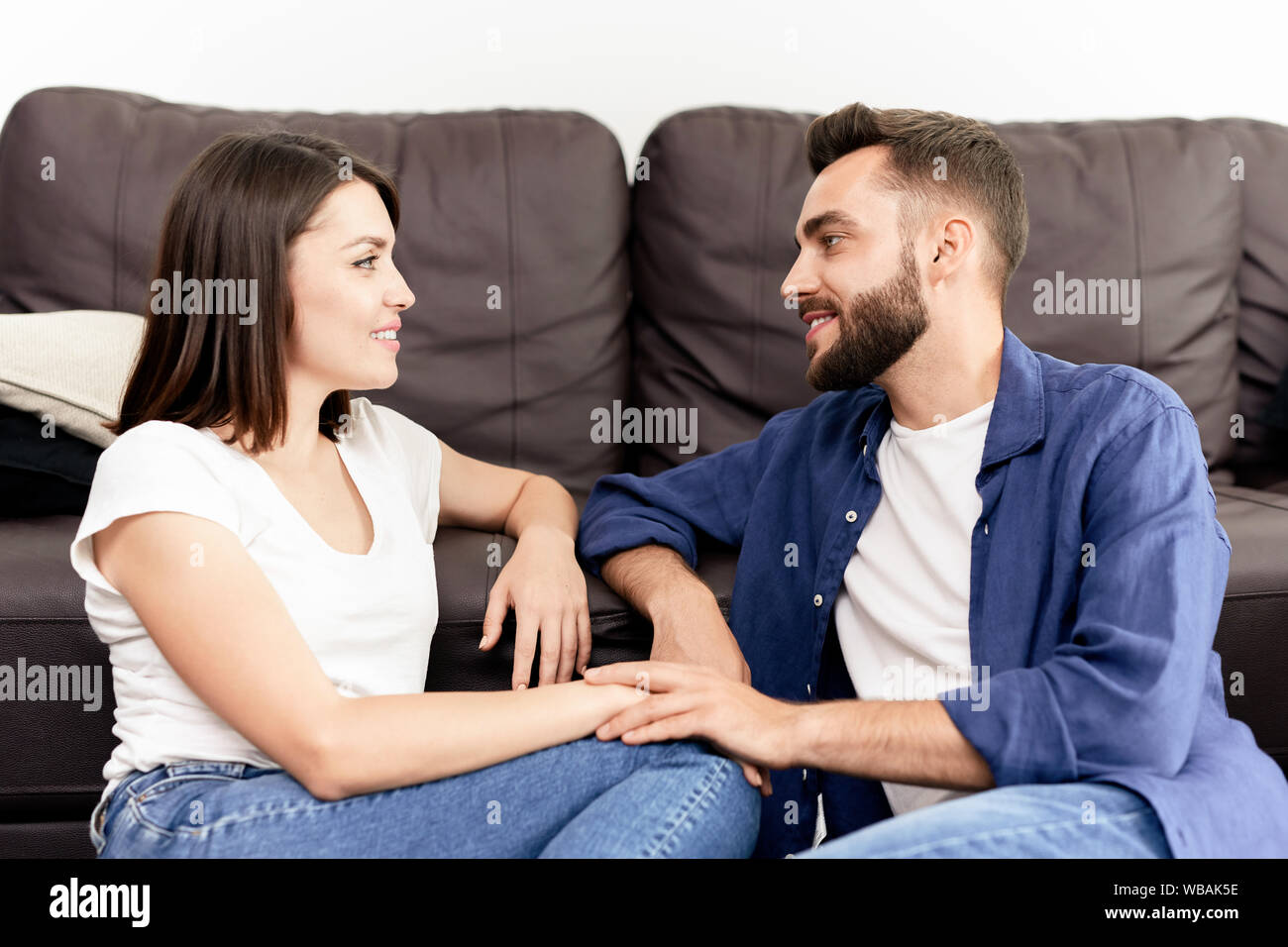 Paar mit einander zu Hause chatten Stockfoto