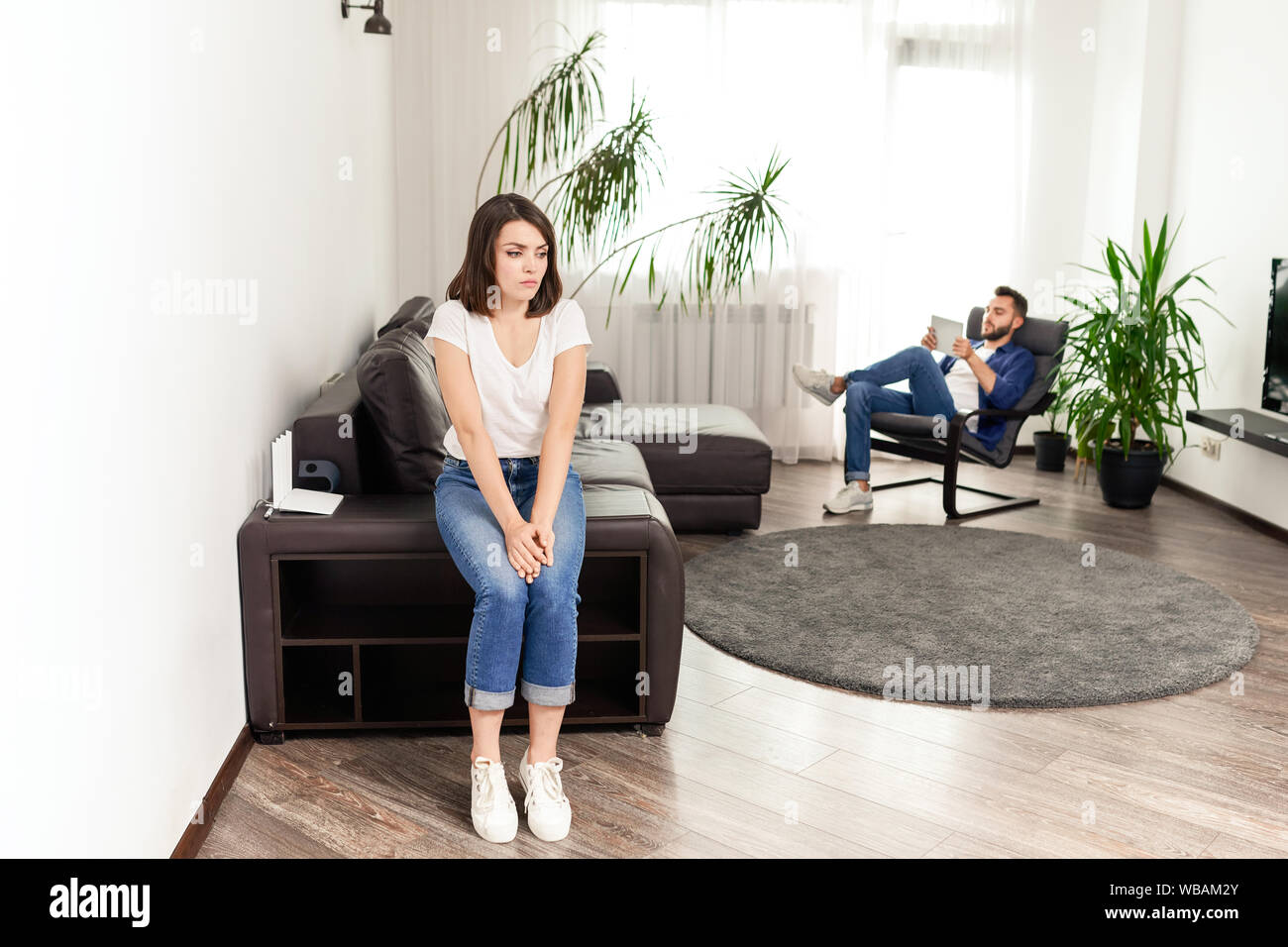 Frau von Mann beleidigt Stockfoto