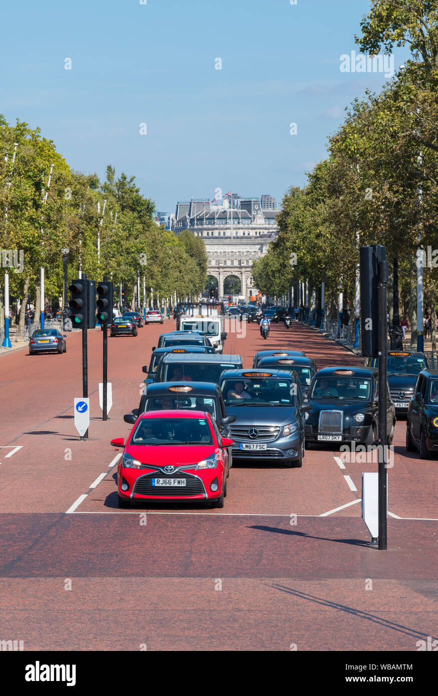 Autos an der Ampel auf der Mall, St. James's Park, Westminster, London, England, UK. Die Mall, Porträt oder vertikale Ansicht. Stockfoto