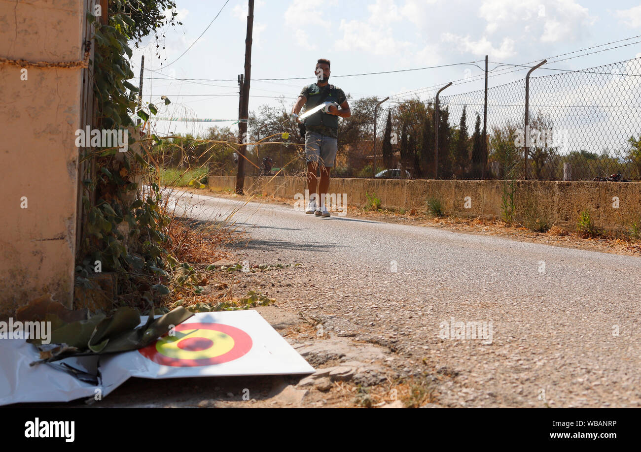 Inca, Spanien. 25 Aug, 2019. Nach einem Zusammenstoß zwischen einem Flugzeug und ein Hubschrauber, Wrackteile (l) liegen in der Nähe der Absturzstelle, während ein Mitglied der "Guardia Civil" Polizei geht. Am 25.08.2019, einem ultraleichten Flugzeug und ein Hubschrauber über der spanischen Ferieninsel Mallorca kollidierte - mit fatalen Folgen. Die Regierung der Balearen hat auf Twitter, dass mindestens fünf Menschen am frühen Nachmittag Unfall gestorben war. Quelle: dpa Picture alliance/Alamy leben Nachrichten Stockfoto