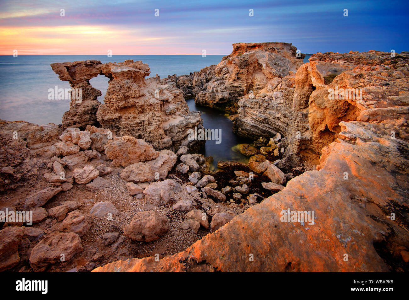 Kalkstein Landschaft in einer6545-ha Marine Park mit atemberaubenden Küstenlandschaft und vorgelagerten Inseln, sind wichtige seabird Fortpflanzungs- und Home Stockfoto