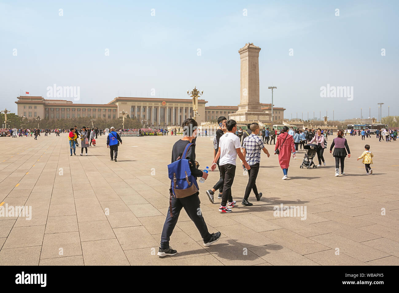 Editorial: Beijing, China, April 5, 2019 - Menschen zu Fuß über den Platz des Himmlischen Friedens im Zentrum von Peking Stockfoto