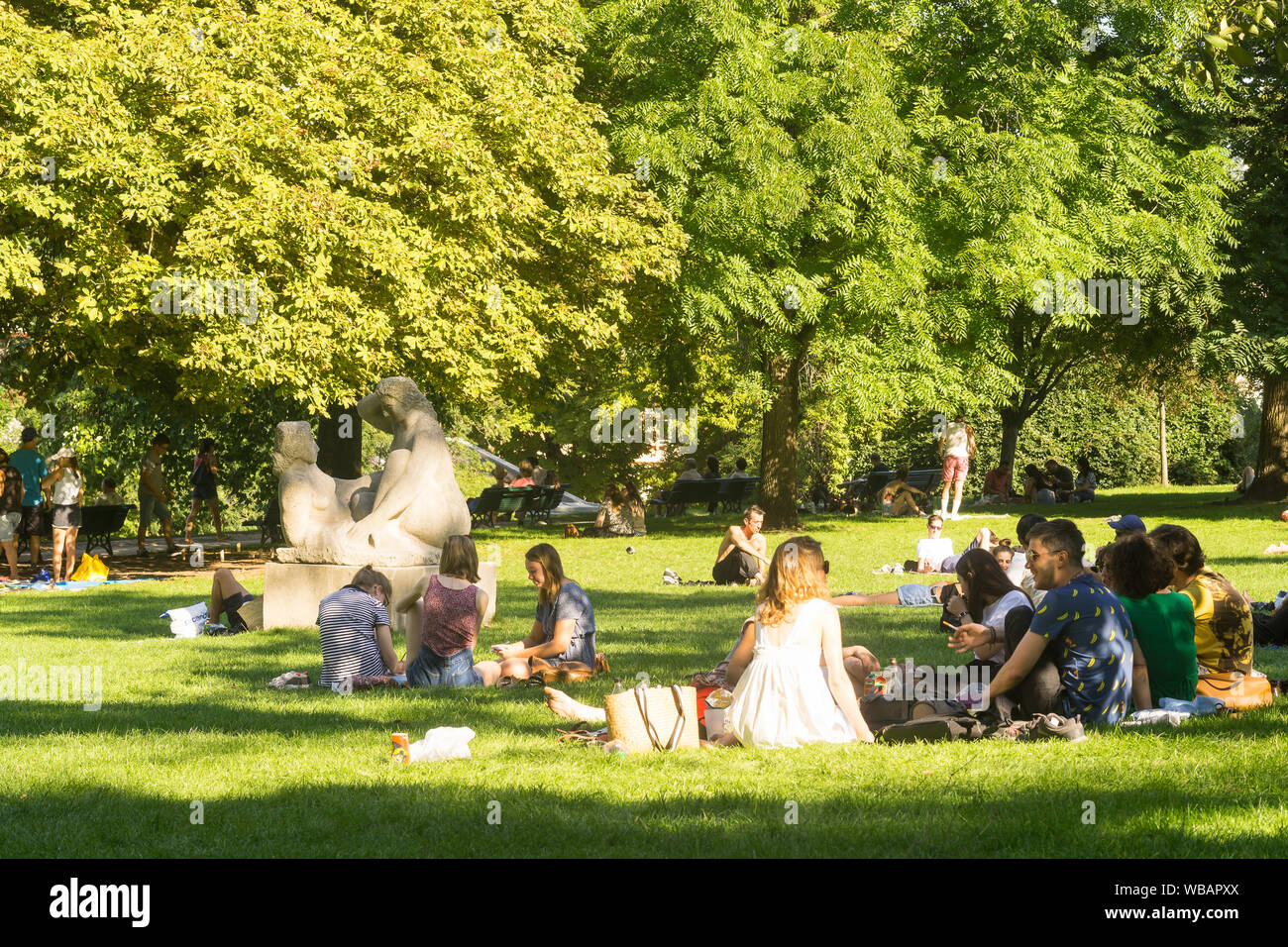 Paris Park Montsouris - Menschen picknicken im Park Montsouris im 14. arrondissement von Paris, Frankreich, Europa. Stockfoto