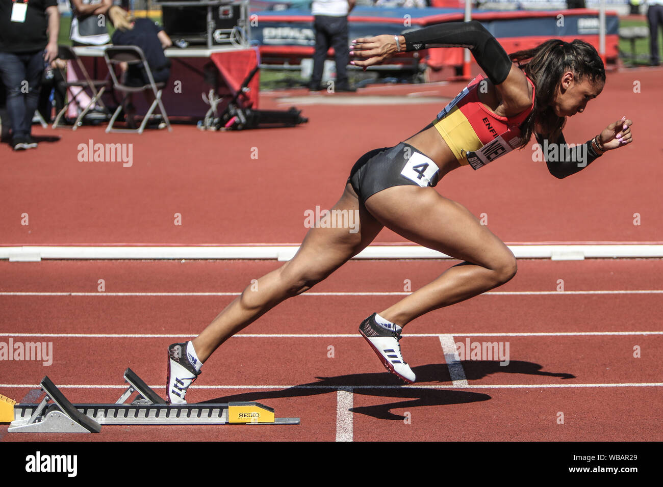 Laviai Nielsen verlässt die Bausteine in der Frauen über 400 m in der Britischen Leichtathletik WM, Birmingham Stockfoto