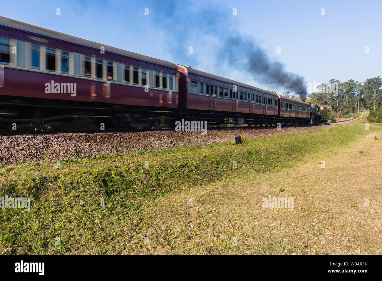 Dampflok Lok mit Tourismus Trainer closeup Bewegungsunschärfe auf Land rail line travel Route. Stockfoto