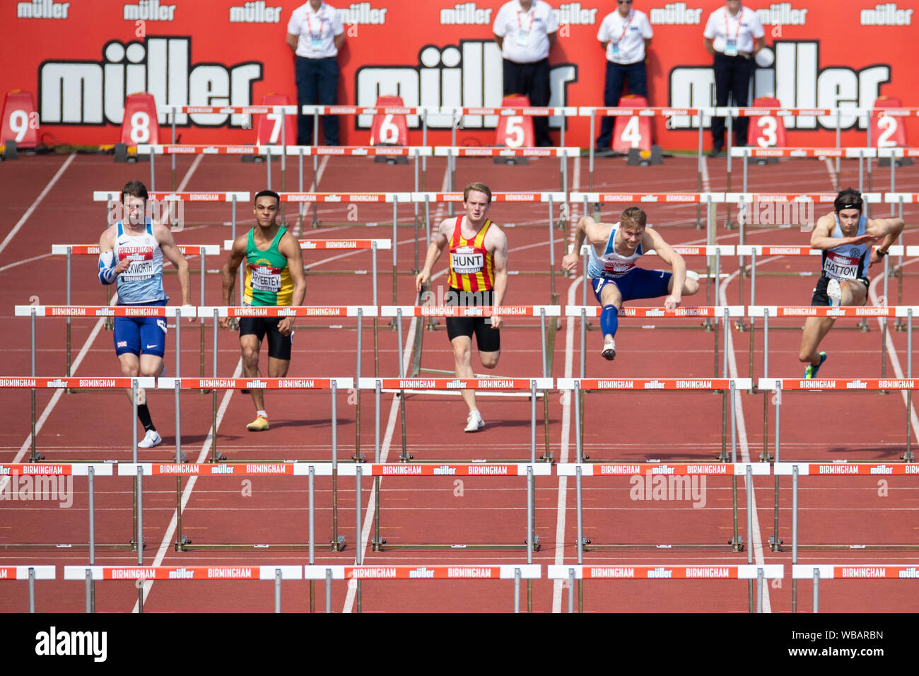 Hurdlers konkurrieren in der Muller britischen Leichtathletik WM, Alexander Stadium, Birmingham Stockfoto