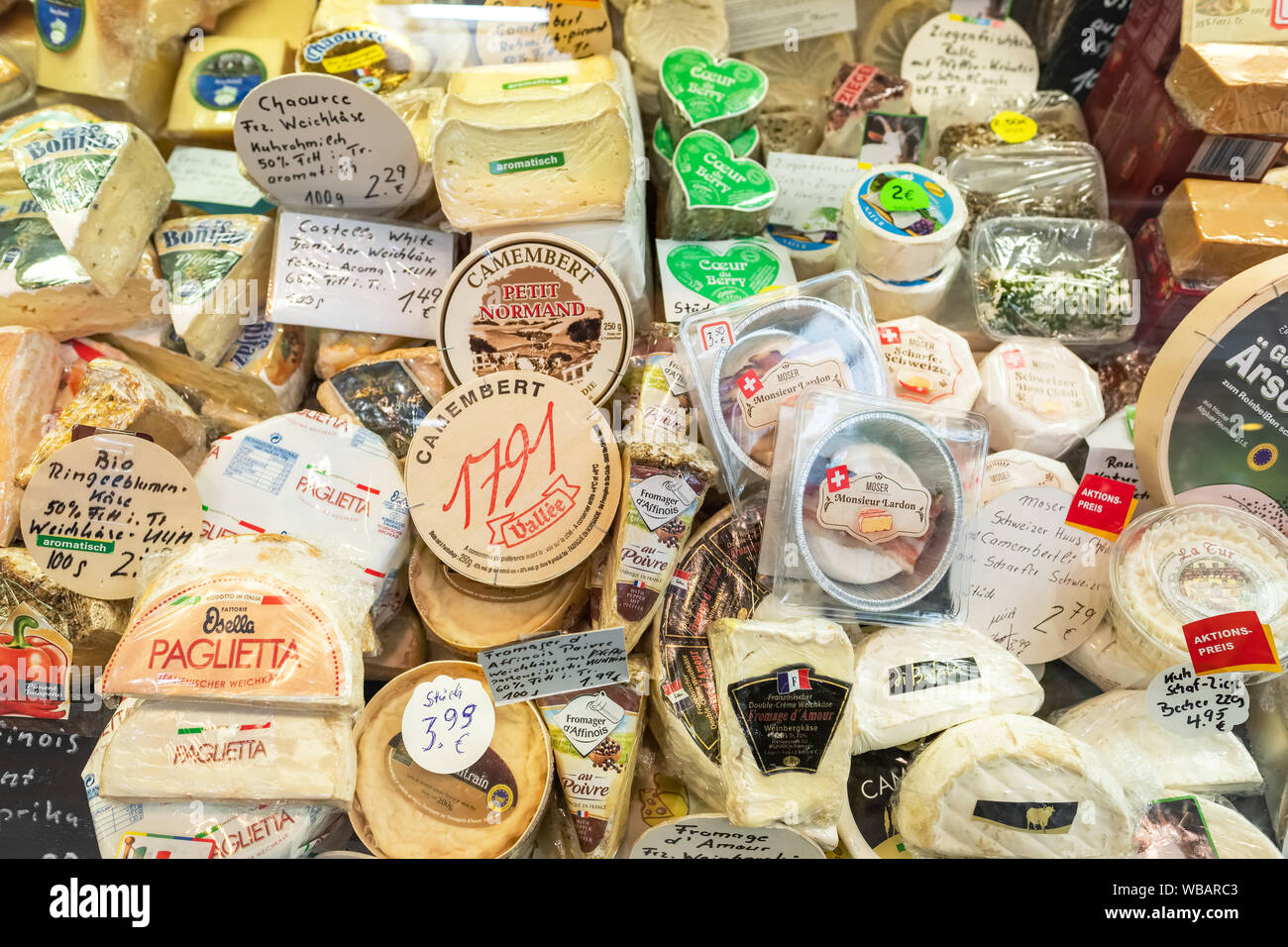 Verschiedene Käsesorten auf Regalen in einem Lebensmittelgeschäft. Stockfoto