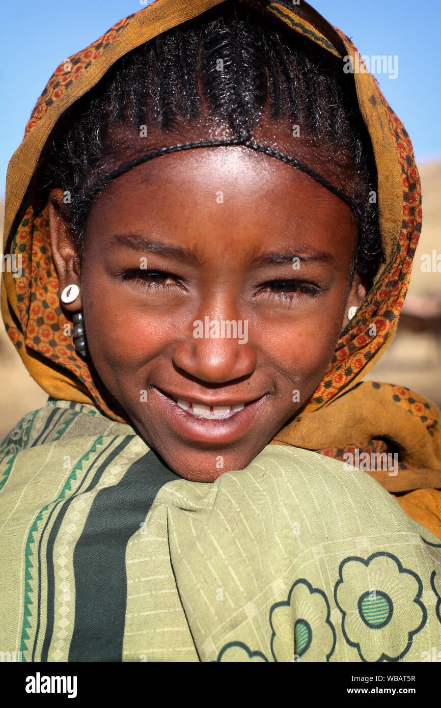 Schönes Mädchen in einem ländlichen Dorf im Simien-Gebirge, Äthiopien Stockfoto