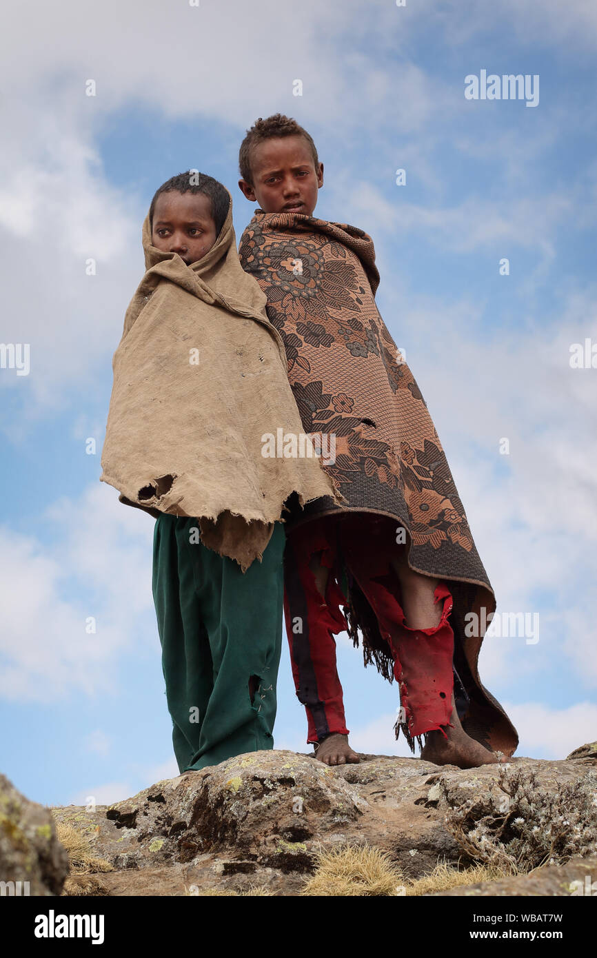 Arme Jungs in einem ländlichen Dorf im Simien-Gebirge, Äthiopien Stockfoto