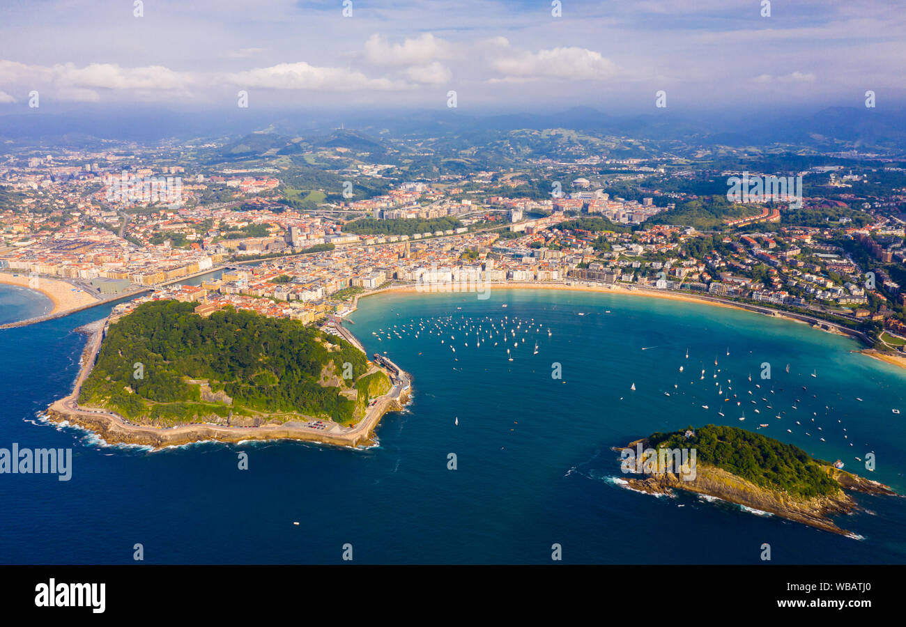 Szenische Ansicht vom Dröhnen der spanischen Stadt San Sebastian (Donostia) an der Südküste der Bucht von Biskaya an sonnigen Sommertagen, Baskenland Stockfoto