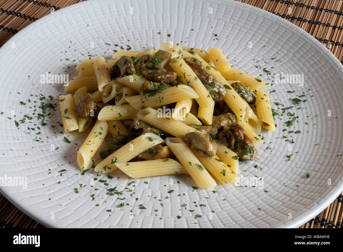 Ein Teller Pasta mit Pilzsauce Stockfoto
