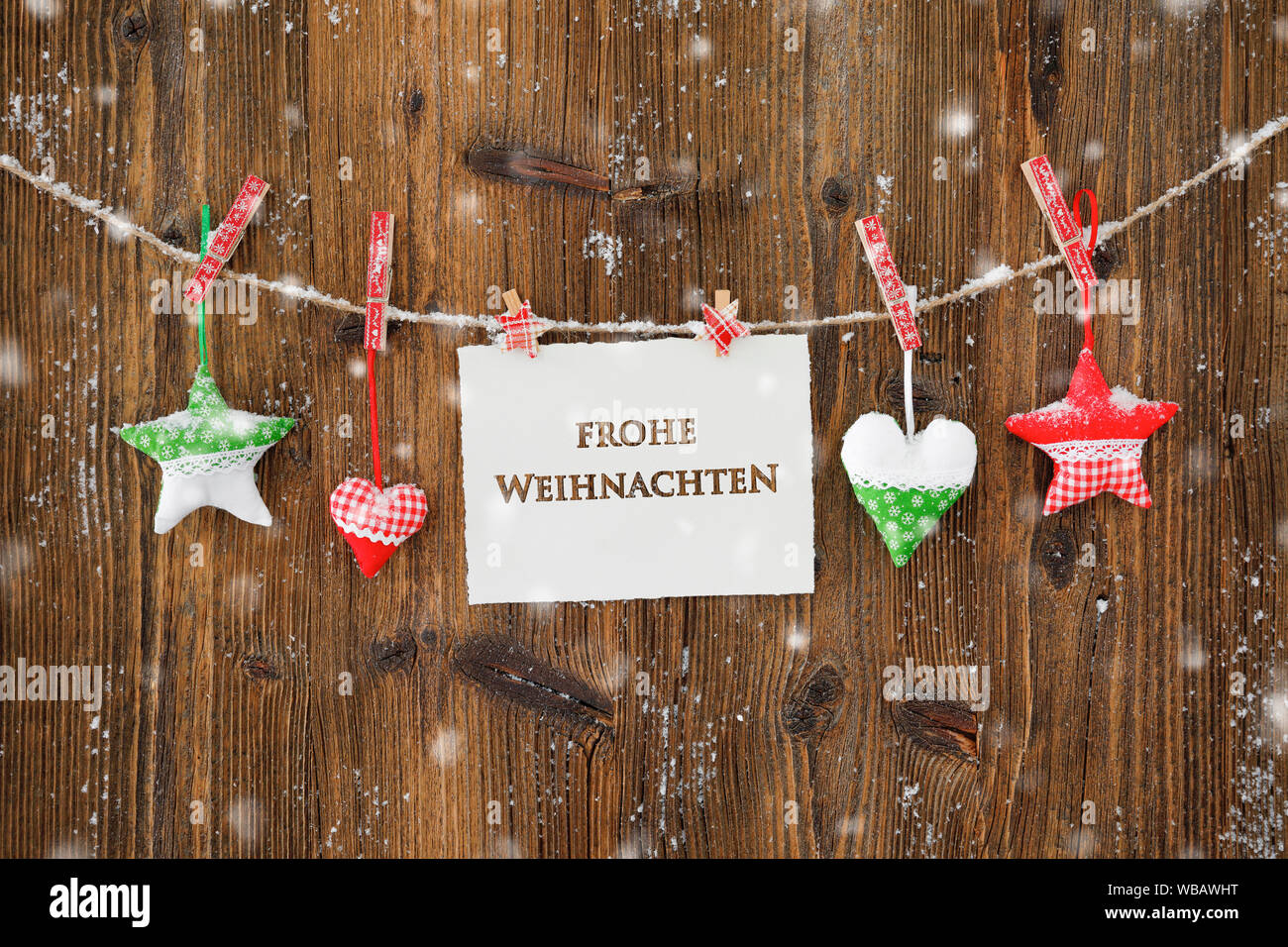 Kleine Sterne und Herzen der Stoff auf eine Wäscheleine vor aus Holz als  Weihnachtsdekoration. Schweiz Stockfotografie - Alamy