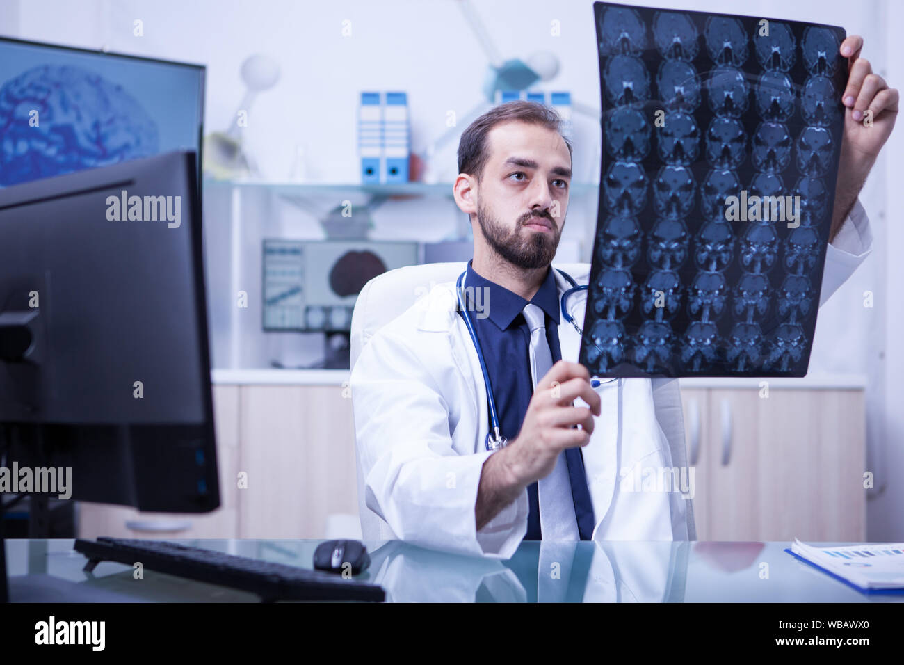 Stattliche neurologischen Arzt auf eine Gehirn-ct in den Schrank zu scannen. Braing Vorstellung von jungen Arzt untersucht. Stockfoto