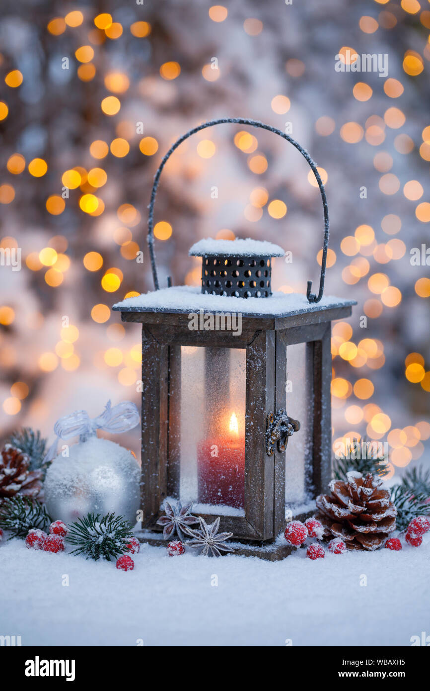 Laterne mit Weihnachten Dekoration im Schnee. Schweiz Stockfoto