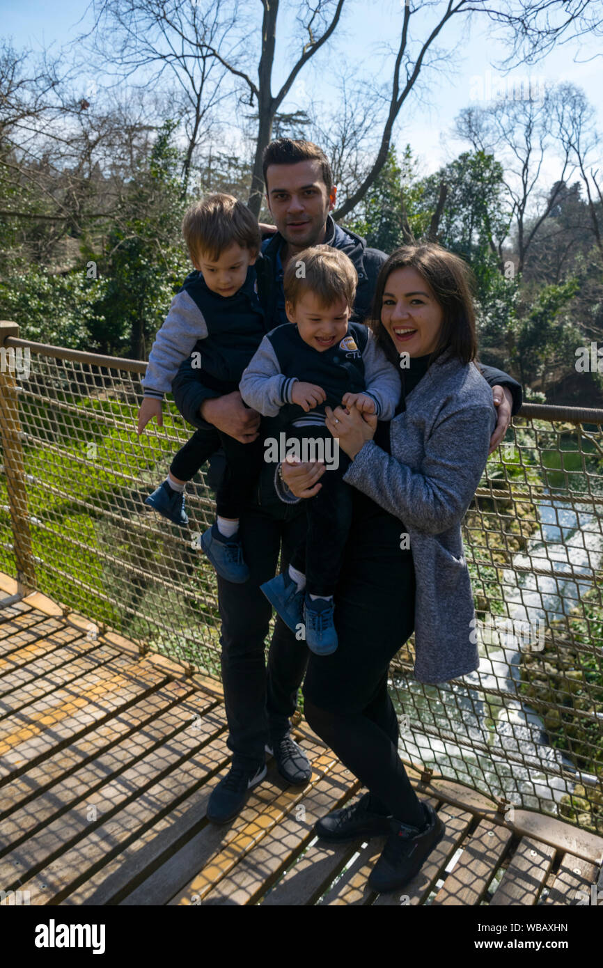 Familie auf Suspension Bridge Stockfoto