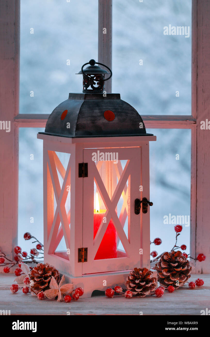 Laterne mit Weihnachten Dekoration auf der Fensterbank. Schweiz  Stockfotografie - Alamy