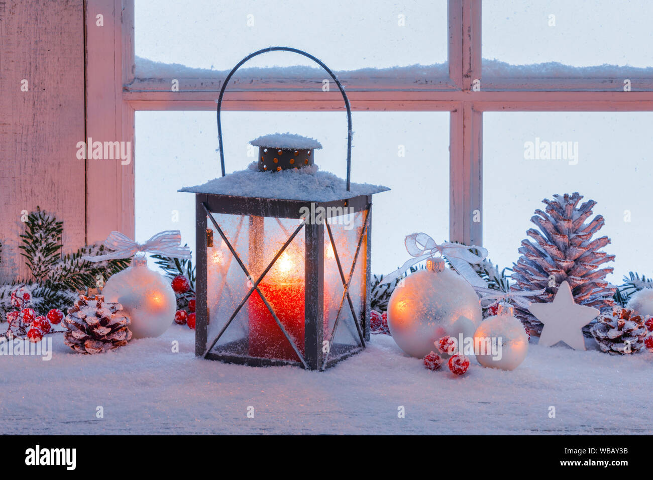 Laterne mit Weihnachten Dekoration auf der Fensterbank. Schweiz Stockfoto