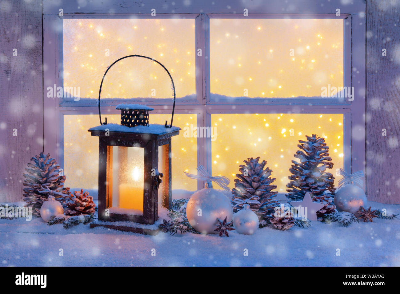 Laterne mit Weihnachten Dekoration auf der Fensterbank. Schweiz Stockfoto