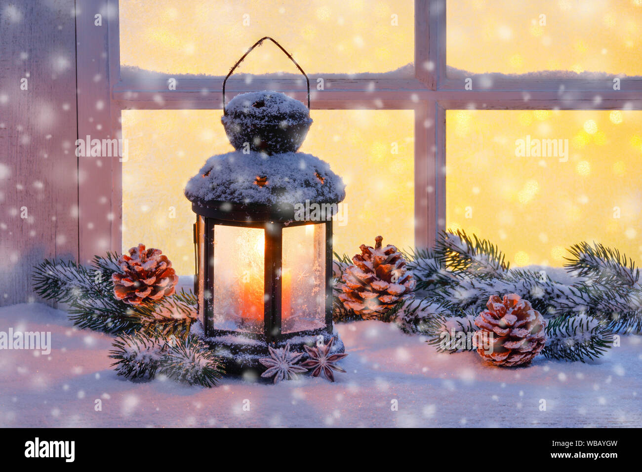 Laterne mit Weihnachten Dekoration auf der Fensterbank. Schweiz Stockfoto