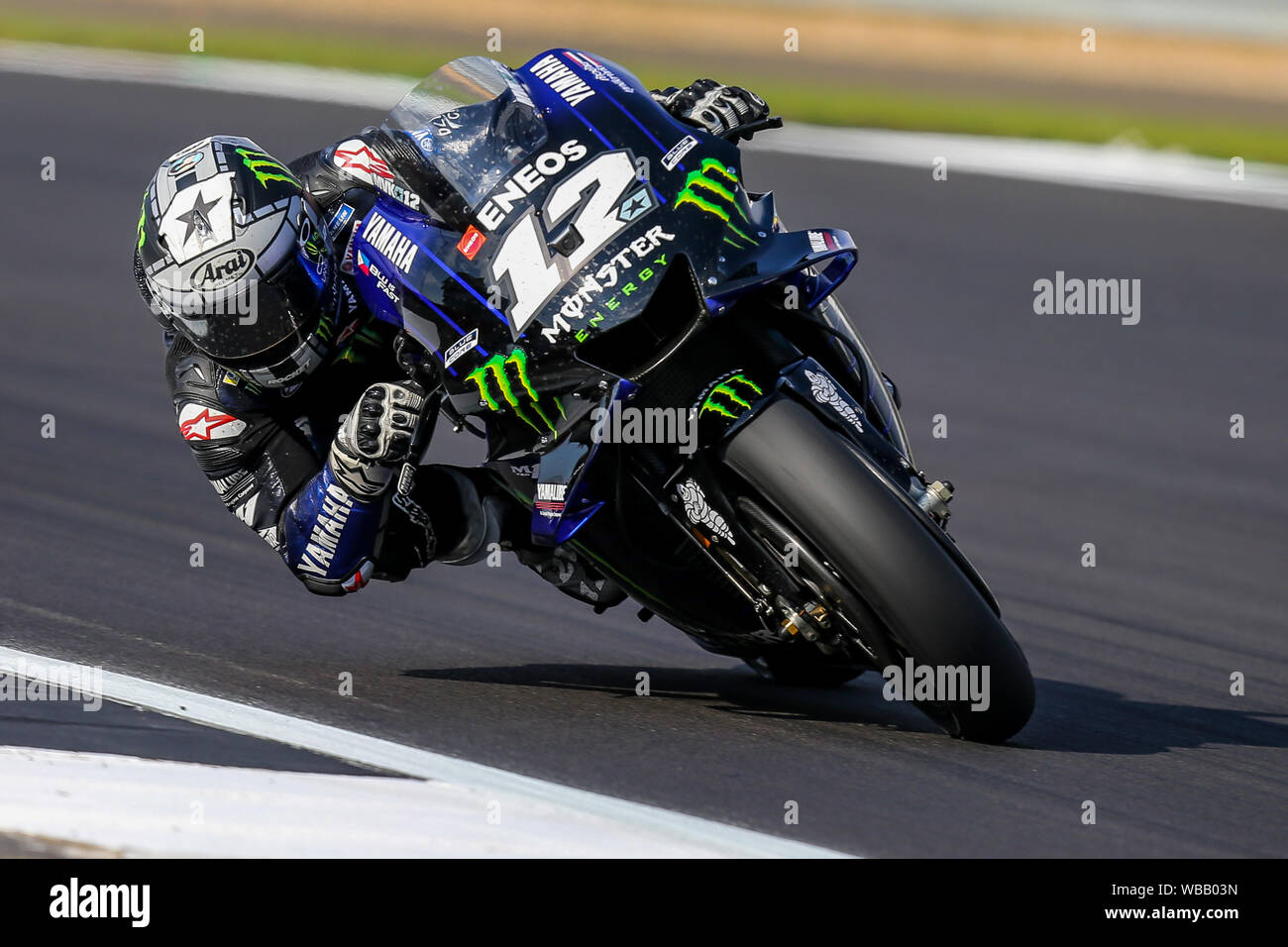 Silverstone, Großbritannien. 25. Juni 2019. MotoGP-Fahrer Maverick Vinales (Monster Energy Yamaha MotoGP) während der Aufwärmphase am 2019 GoPro Britischen Grand Prix (MotoGP) in Silverstone Circuit, Towcester, England am 25. August 2019. Foto von David Horn Credit: PRiME Media Images/Alamy leben Nachrichten Stockfoto