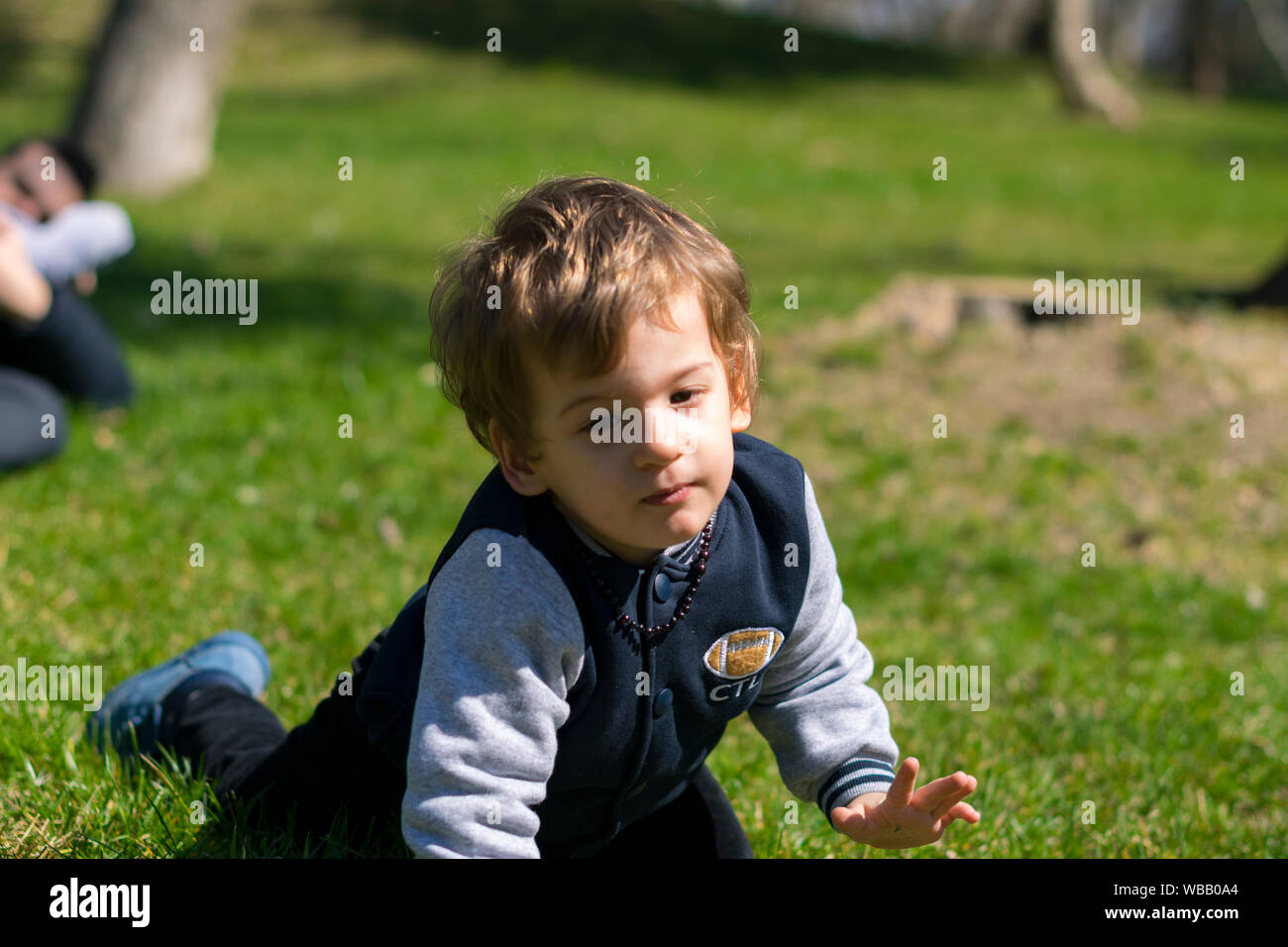 Happy Baby im Frühjahr Stockfoto