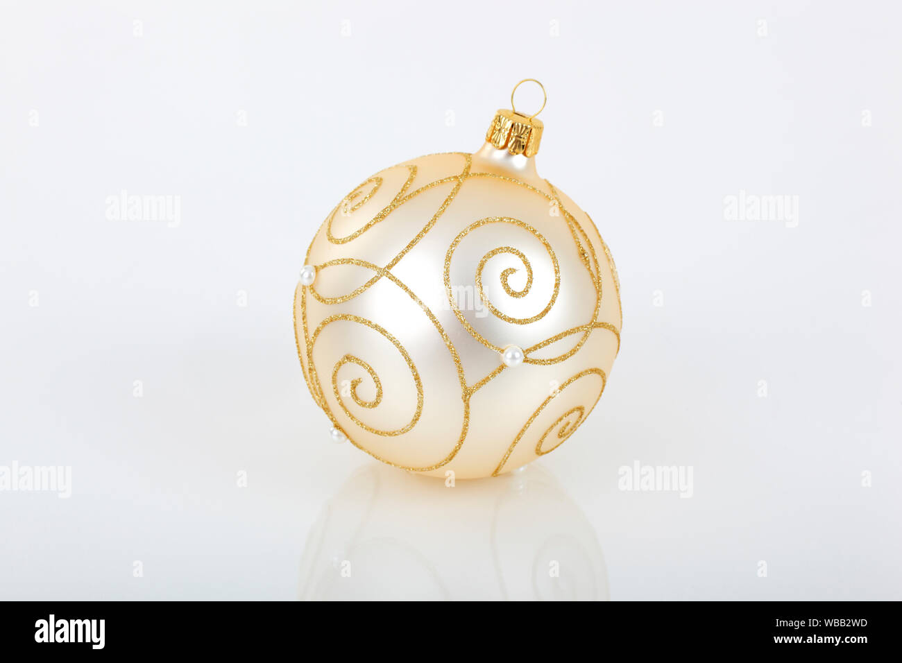 Weihnachtskugel in Weiß, Gold und Silber. Studio Bild vor einem weißen  Hintergrund. Schweiz Stockfotografie - Alamy