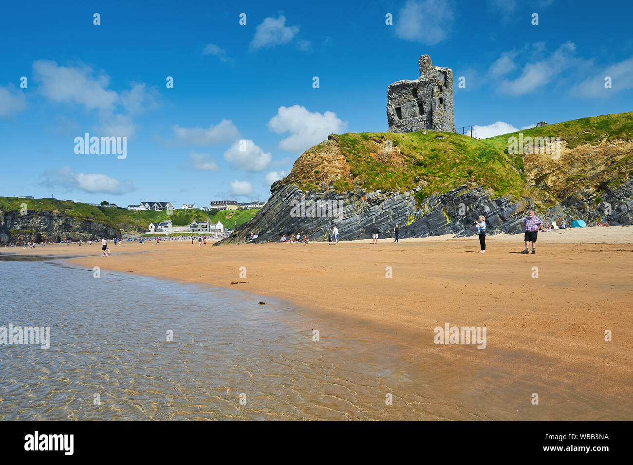 Ballybunion, County Kerry, Irland und der Sandstrand ist durch die Reste von Ballybunion Castle übersehen Stockfoto