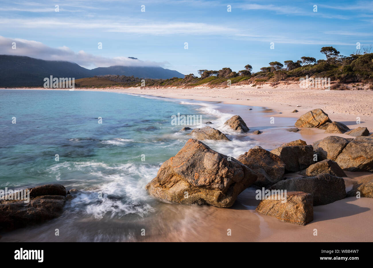 Sonnigen Morgen am Strand der Wineglass Bay, Tasmanien - Australien, lebendige Wasser Stockfoto