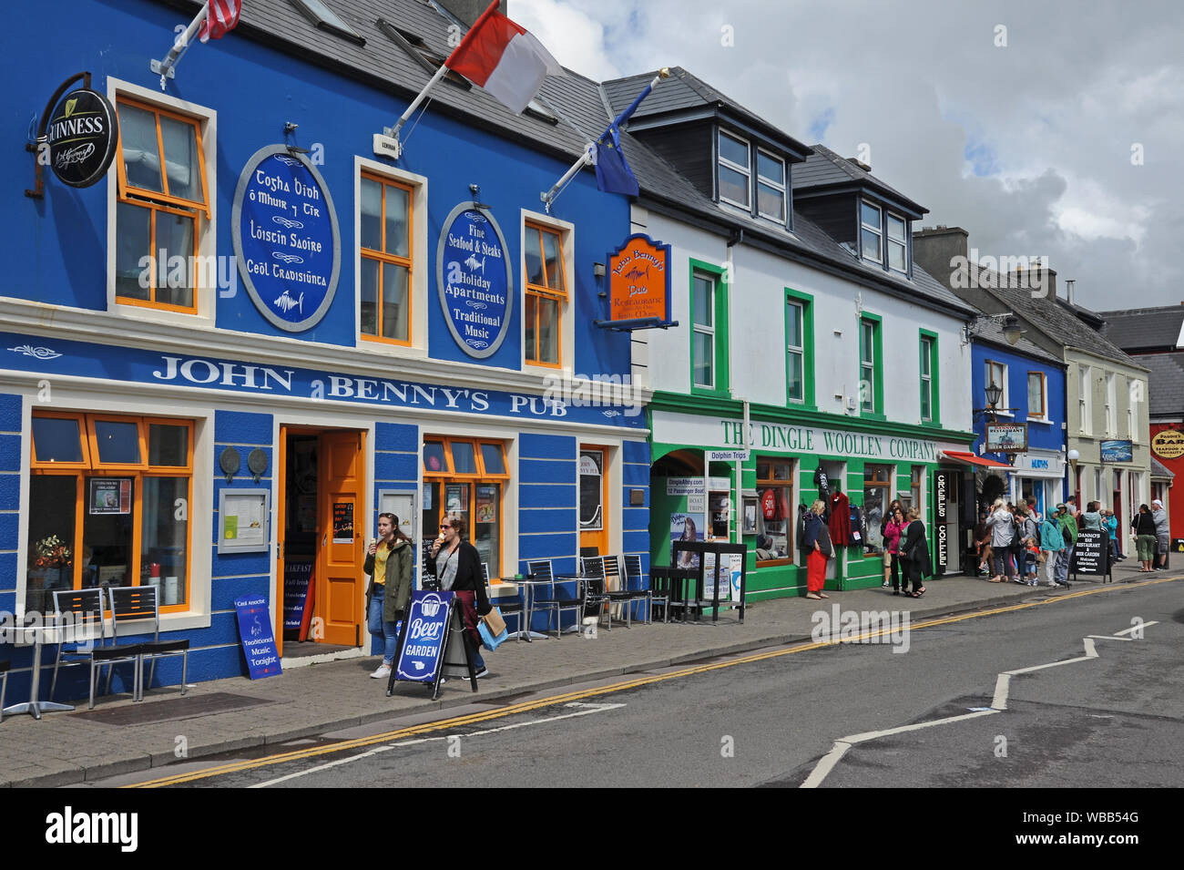 Farbenfrohe Gebäude säumen die Straßen in der Küstenstadt Dingle, County Kerry, Republik von Irland Stockfoto