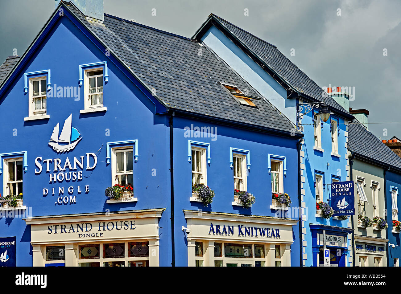 Farbenfrohe Gebäude säumen die Straßen in der Küstenstadt Dingle, County Kerry, Republik von Irland Stockfoto