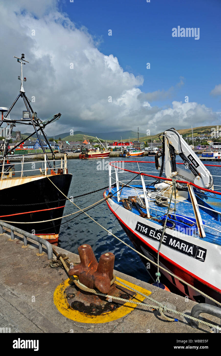 Dingle, County Kerry und Fischerboote im Hafen Stockfoto