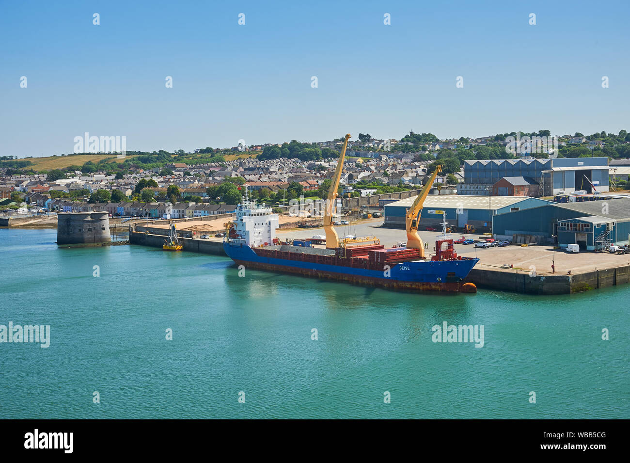 Bulk Container Schiff angelegt am Hafen in Pembroke Dock, Pembroke, Wales. Stockfoto