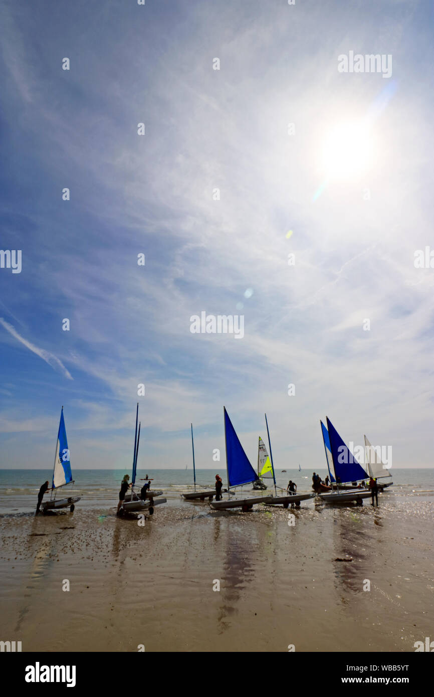 Yachten mit Segeln angehoben bereit zu rennen, von Worthing Sailing Club nehmen am Meer an der Südküste von England in West Sussex Stockfoto