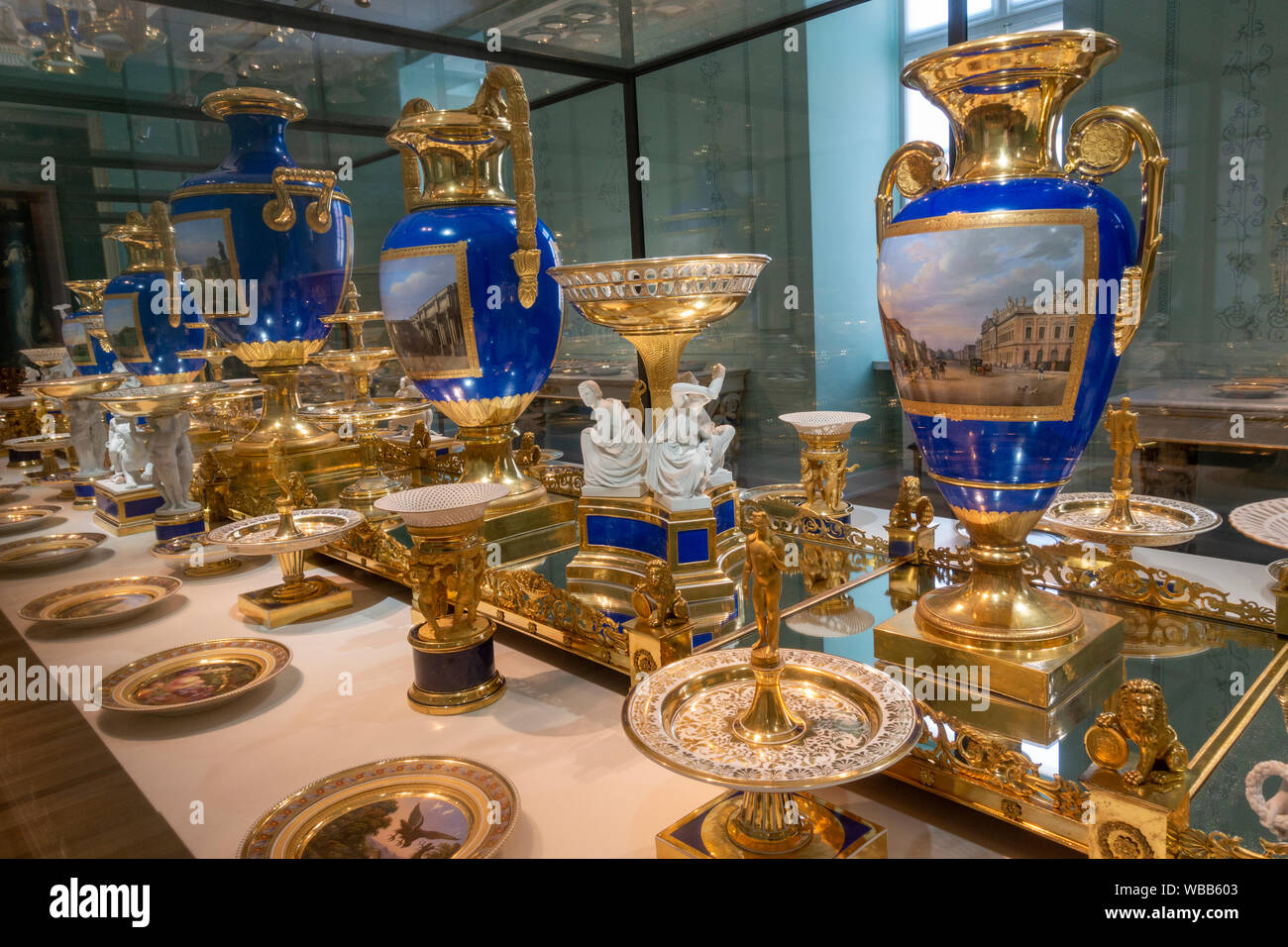 Tisch voller Preußische Porzellan in der Residenz München, München, Bayern, Deutschland. Stockfoto