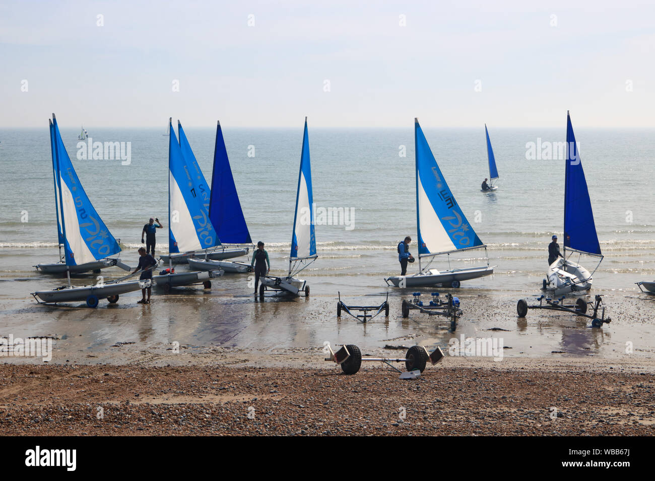 Yachten mit Segeln angehoben bereit zu rennen, von Worthing Sailing Club nehmen am Meer an der Südküste von England in West Sussex Stockfoto