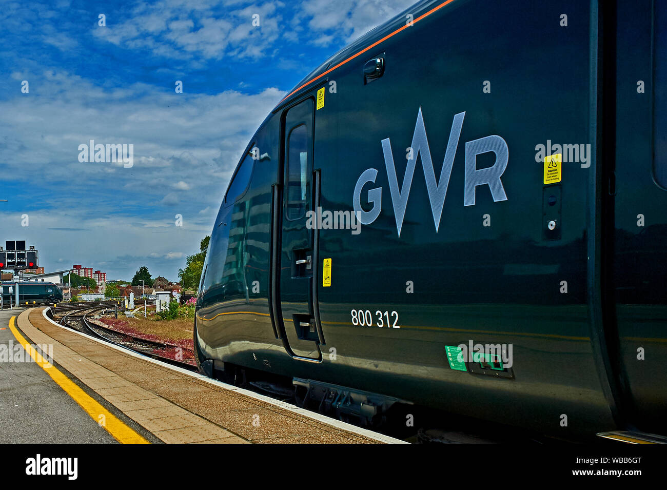 Neue Hitachi Klasse 800 Personenzug wartet in der Plattform an der Bristol Temple Meads Station, glänzend in Grün GWR-Farbschema. Stockfoto