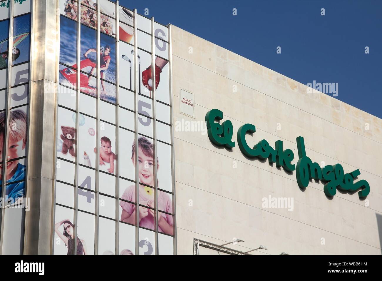 VALENCIA, Spanien - 9. Oktober: El Corte Ingles am 9. Oktober 2010 in Valencia, Spanien. El Corte Ingles ist das größte Kaufhaus g Stockfoto