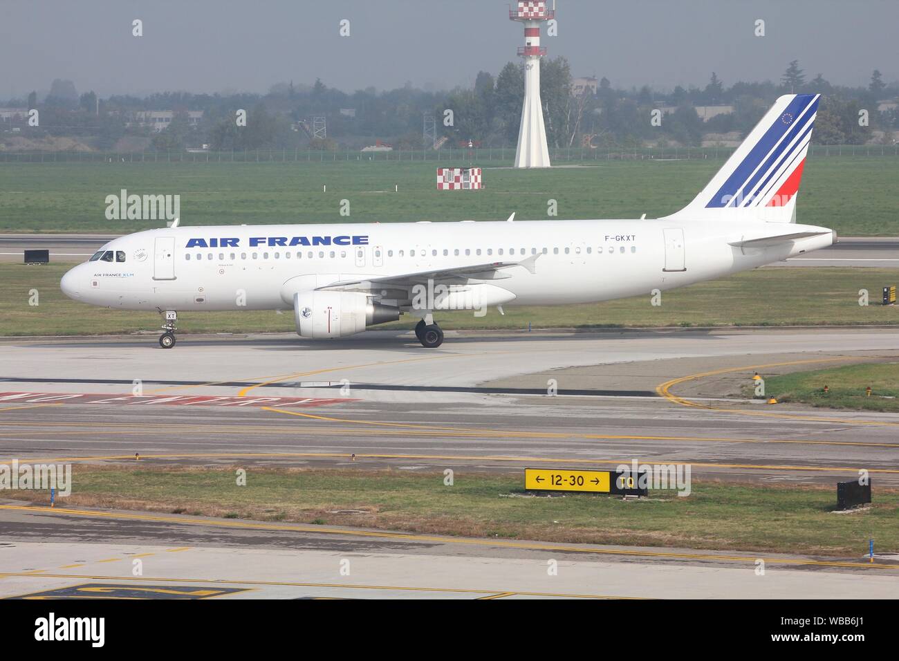 BOLOGNA, Italien - 16. Oktober: Air France Flugzeug Taxen am 16. Oktober 2010 am Flughafen Bologna, Italien. Air France-KLM befördert 77,5 Millionen Passagieren Stockfoto