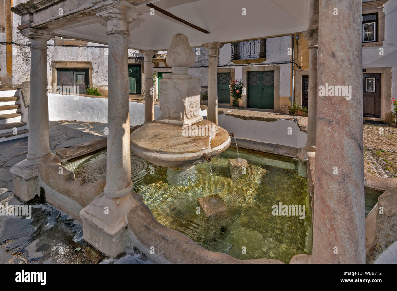 Fonte da Villa, 16. Jahrhundert Marmor Mineralwasser Brunnen, das Jüdische Viertel, in der Stadt von Castelo de Vide, Portalegre, Alto Alentejo, Portugal Stockfoto