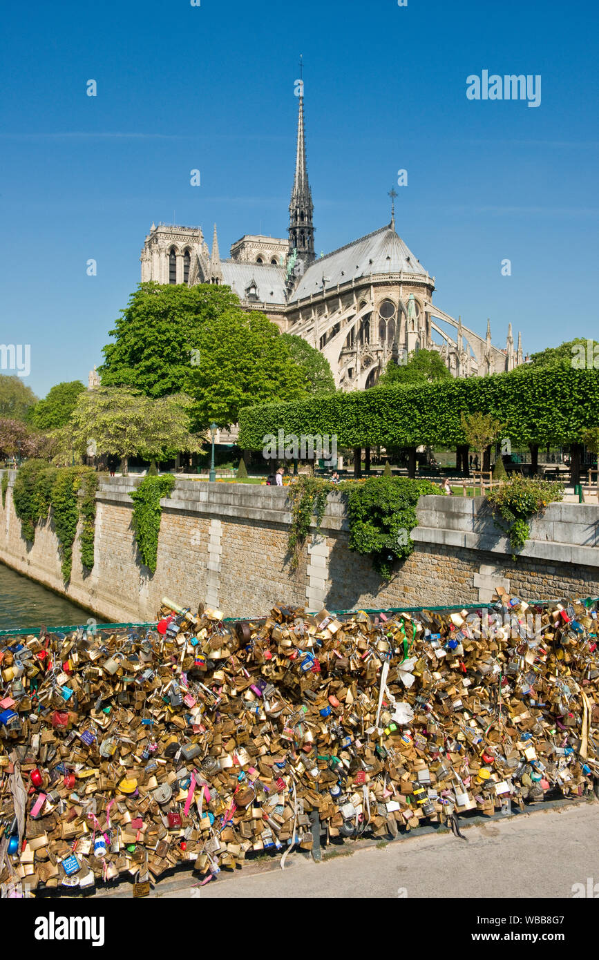 Pont de l'Archeveche Brücke mit Vorhängeschlössern und der Kathedrale von Notre-Dame. Paris, Frankreich Stockfoto