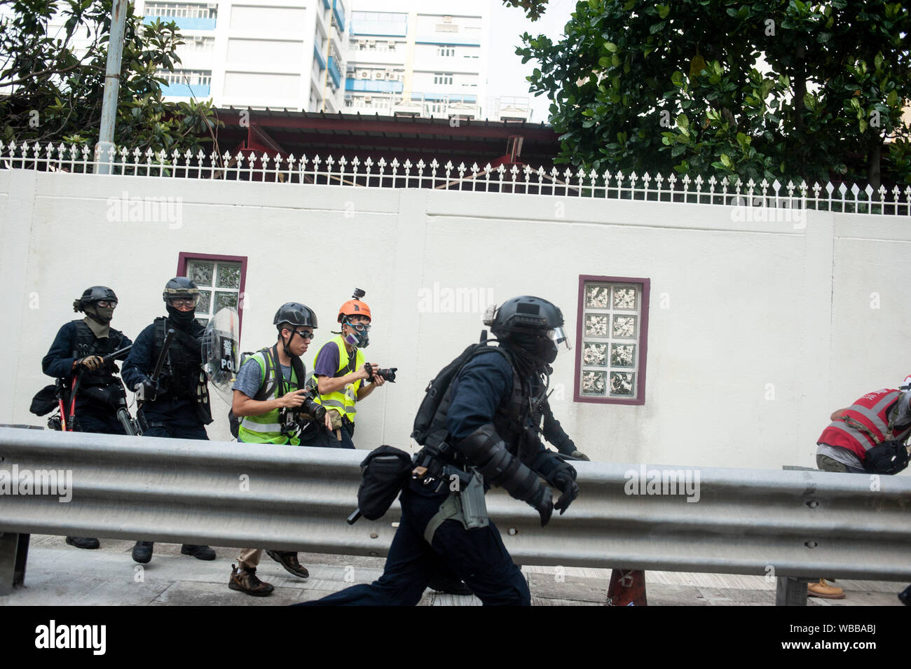 Hongkong, China. 24 Aug, 2019. Ein Aufstand Polizeioffizier kostenlos ins Getümmel im Nahkampf mit den pro-demokratischen Demonstranten in Kwun Tong nach einem angespannten Patt, die mehrere Stunden dauerten. Massendemonstrationen fährt für ein Wochenende in Hongkong, die im Juni 2019 über einen jetzt - verschobene Auslieferung Bill in China begann. Credit: SOPA Images Limited/Alamy leben Nachrichten Stockfoto