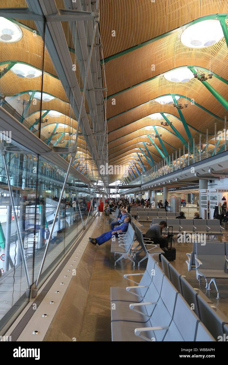 MADRID, Spanien - 20 November, 2016: Terminal T4 am Flughafen Madrid Barajas in Spanien. Es ist die 6 verkehrsreichsten Flughafen Europas, mit 50,4 Millionen Passagieren Stockfoto