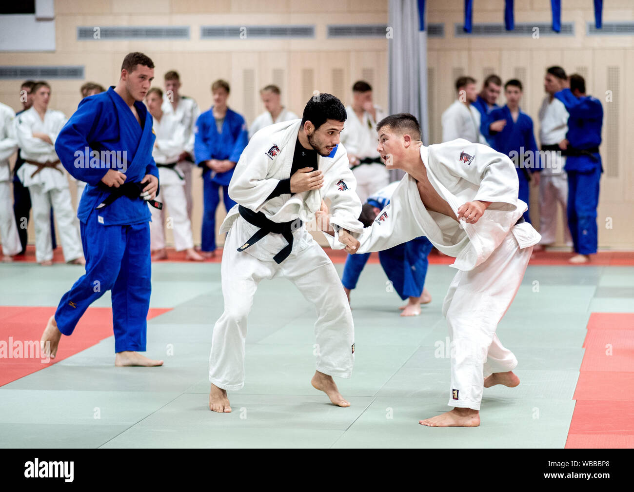 Hannover, Deutschland. 20 Aug, 2019. Tarife Badawi (M), Flüchtling aus Syrien und Kampfkünstler, Kämpfe während des judo Training in einer Halle am Olympiastützpunkt Niedersachsen mit einem Trainingspartner. Der Sportler des Braunschweiger Judo Club beginnt für die Internationale Föderation, die zum ersten Mal sendet ein Team von Flüchtlingen nach Tokio für die Weltmeisterschaften. Die Wm wird als Test für die Olympischen Spiele angesehen. Credit: Hauke-Christian Dittrich/dpa/Alamy leben Nachrichten Stockfoto