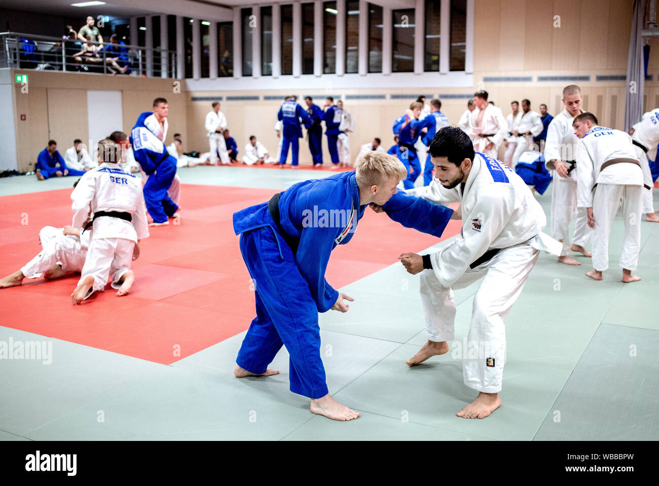 Hannover, Deutschland. 20 Aug, 2019. Tarife Badawi (vorne rechts), Flüchtling aus Syrien und Kampfkünstler, kämpft mit seinen trainingspartner Rudolf Schophaus während das Judo Training in der Halle am Olympiastützpunkt Niedersachsen. Der Sportler des Braunschweiger Judo Club beginnt für die Internationale Föderation, die zum ersten Mal sendet ein Team von Flüchtlingen nach Tokio für die Weltmeisterschaften. Die Wm wird als Test für die Olympischen Spiele angesehen. Credit: Hauke-Christian Dittrich/dpa/Alamy leben Nachrichten Stockfoto